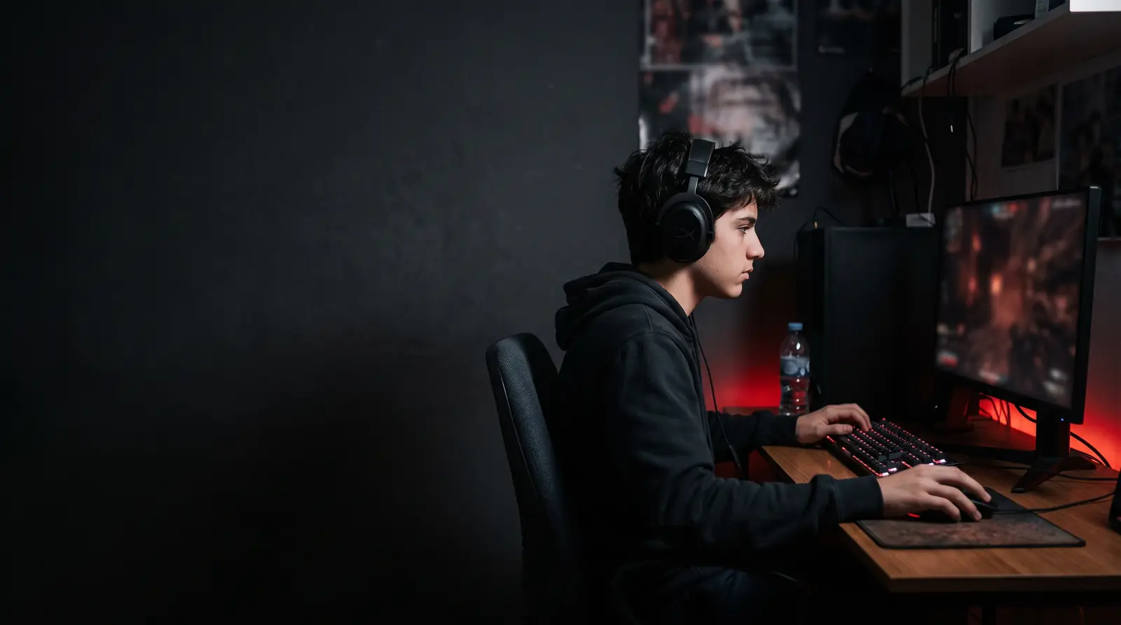 Adolescente jugando online en su computadora