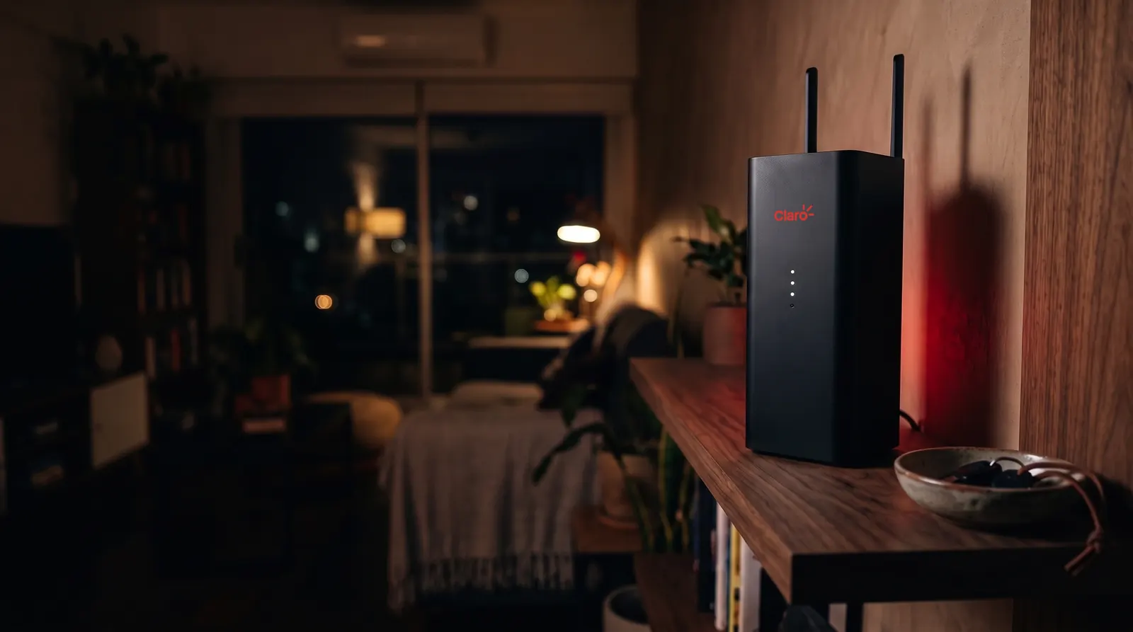 Módem WiFi de fibra óptica sobre un estante en un living
