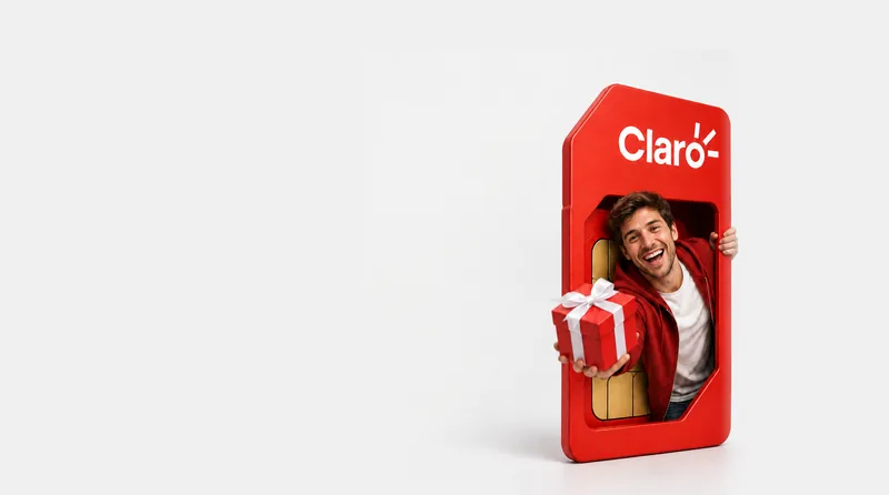 Hombre asomado desde un chip de Claro gigante con un regalo en la mano