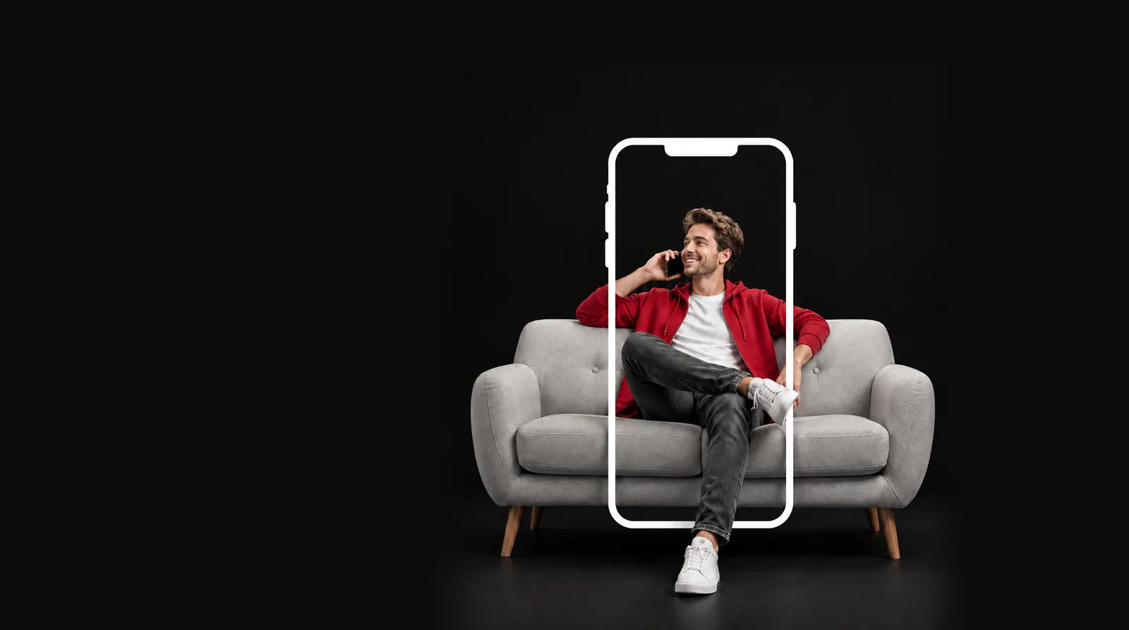 Hombre hablando por celular sentado en un sillón, dentro del contorno de un teléfono
